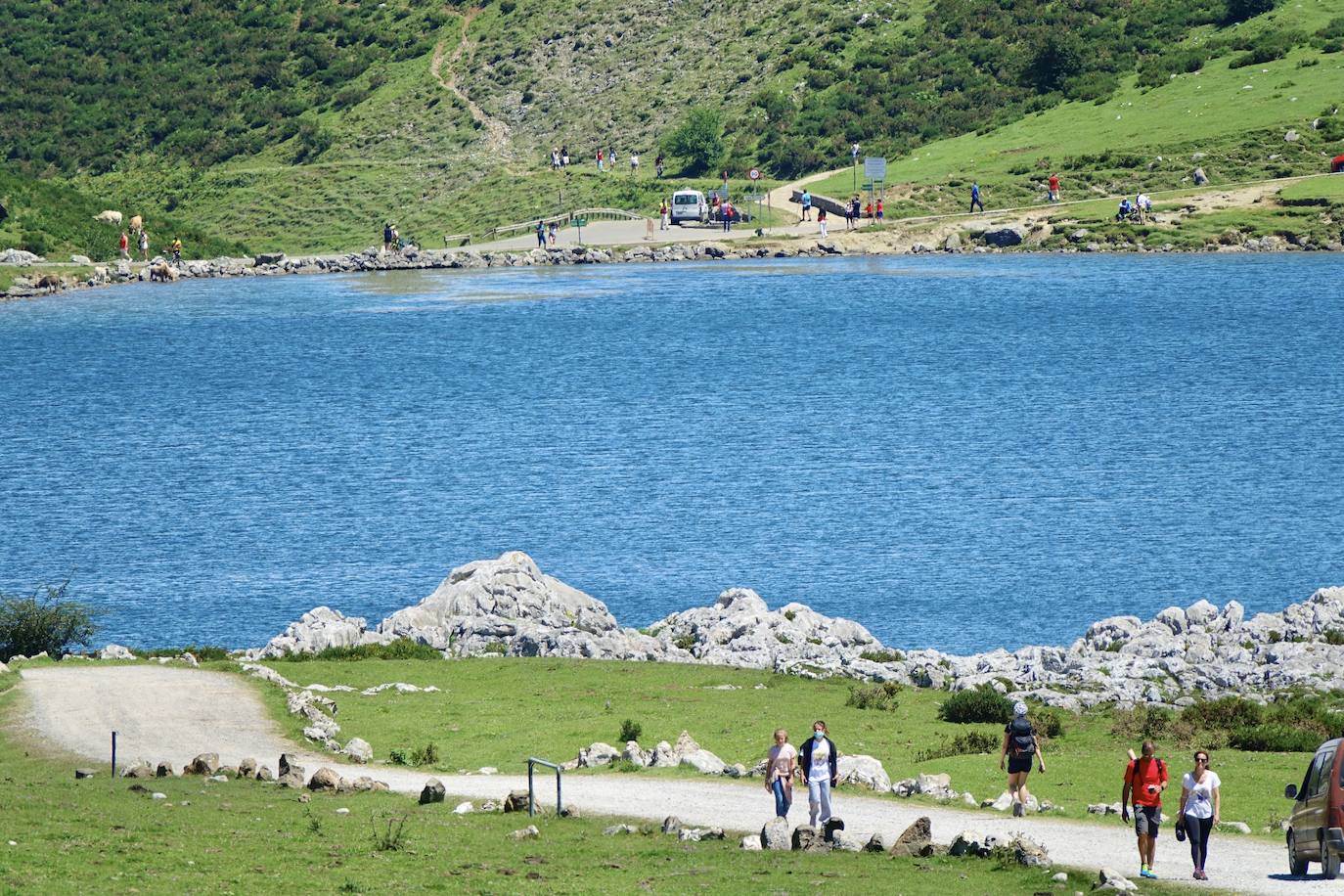 Asturias abarrota playas, ríos, parques, merenderos y terrazas para disfrutar de un fin de semana veraniego.