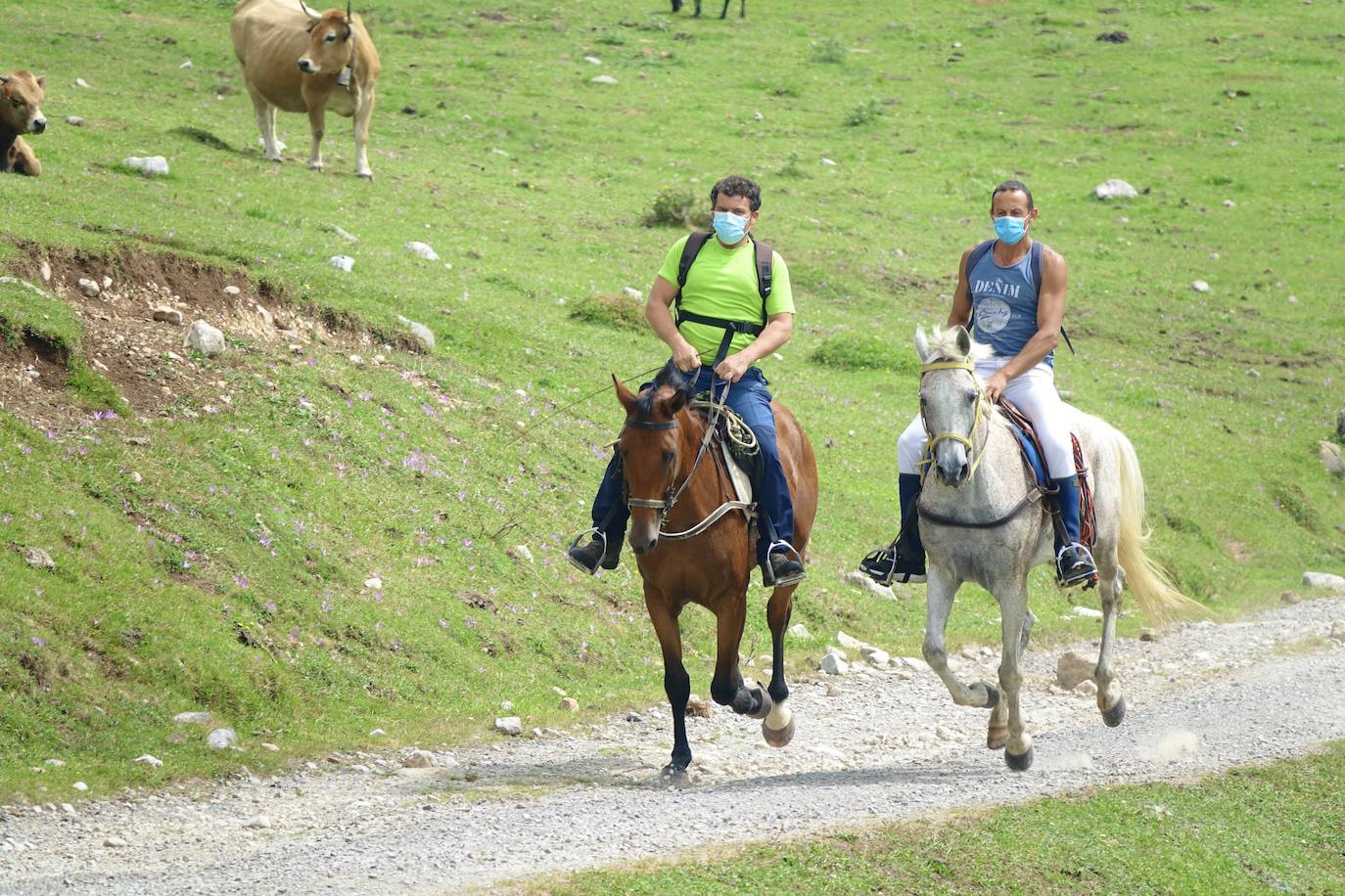 Asturias abarrota playas, ríos, parques, merenderos y terrazas para disfrutar de un fin de semana veraniego.