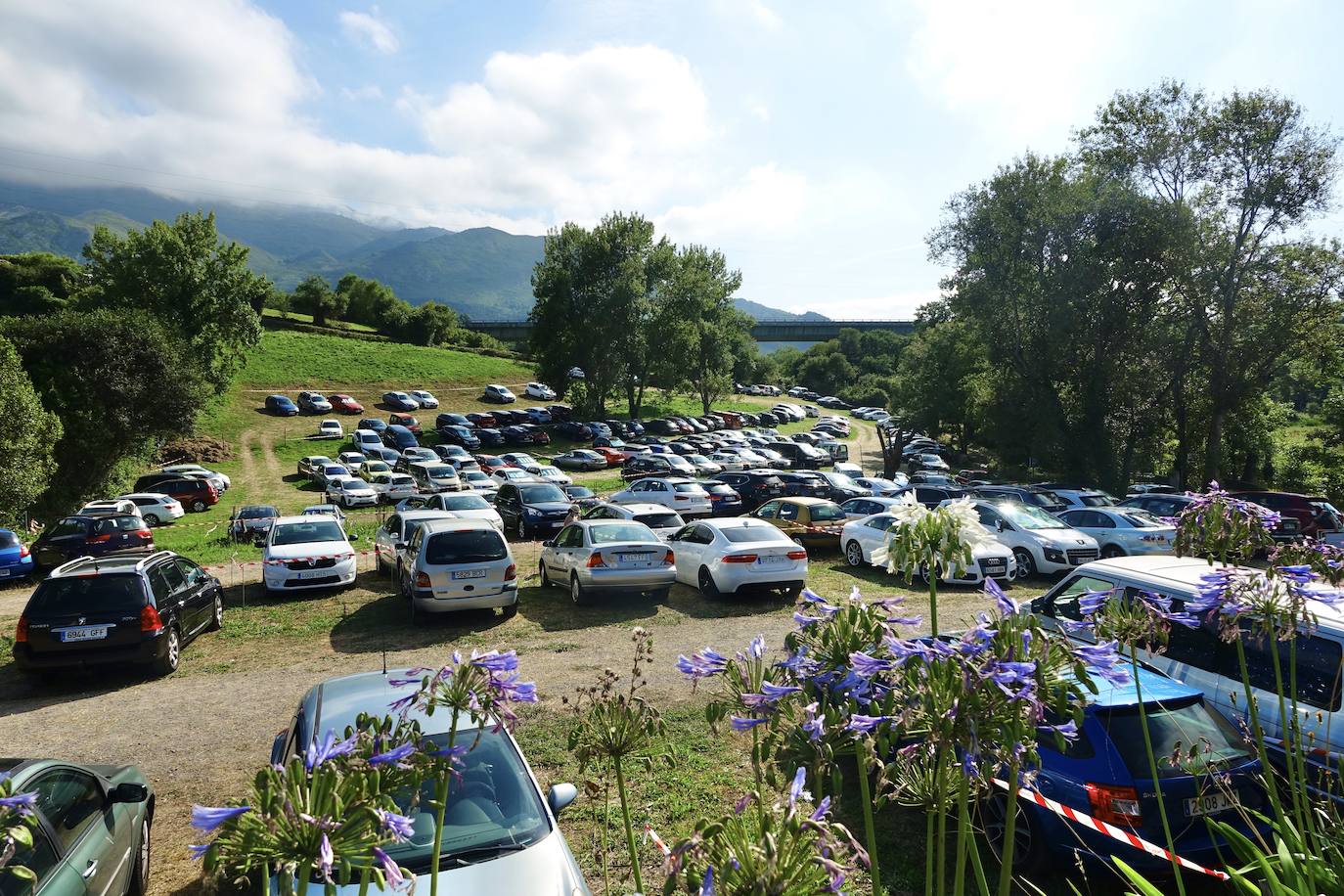 Asturias abarrota playas, ríos, parques, merenderos y terrazas para disfrutar de un fin de semana veraniego.