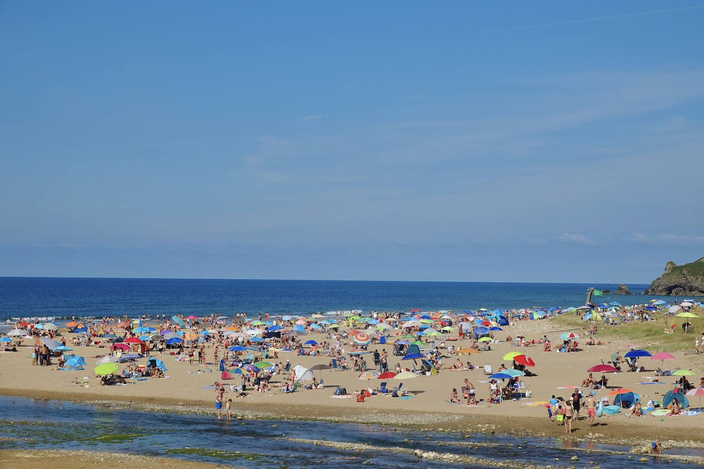 Asturias abarrota playas, ríos, parques, merenderos y terrazas para disfrutar de un fin de semana veraniego.