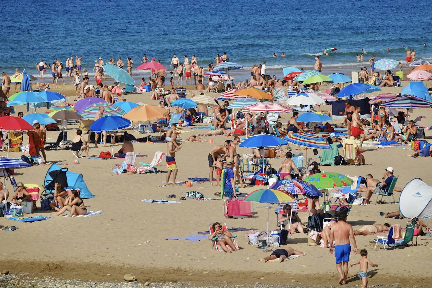 Asturias abarrota playas, ríos, parques, merenderos y terrazas para disfrutar de un fin de semana veraniego.
