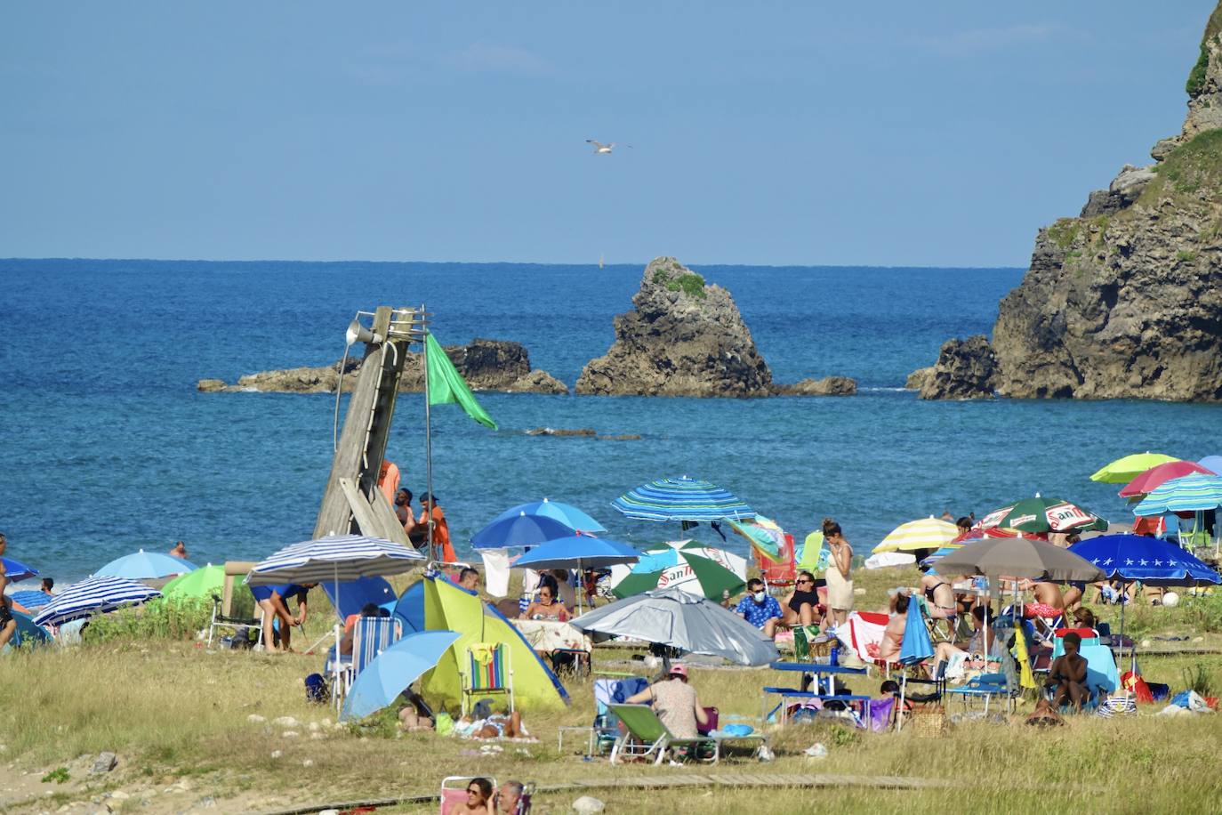 Asturias abarrota playas, ríos, parques, merenderos y terrazas para disfrutar de un fin de semana veraniego.