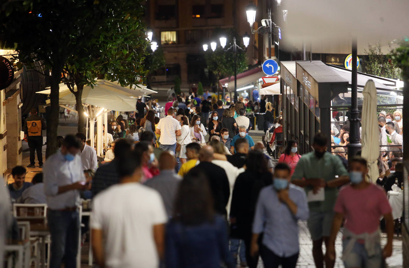 Pese al buen hacer de los hosteleros, algunos de los clientes continúan sin utilizar la mascarilla y sin respetar las distancias de seguridad. La Policía recorre por las noches las principales zonas de ocio de la región para que se cumplan las normas y evitar los botellones. 