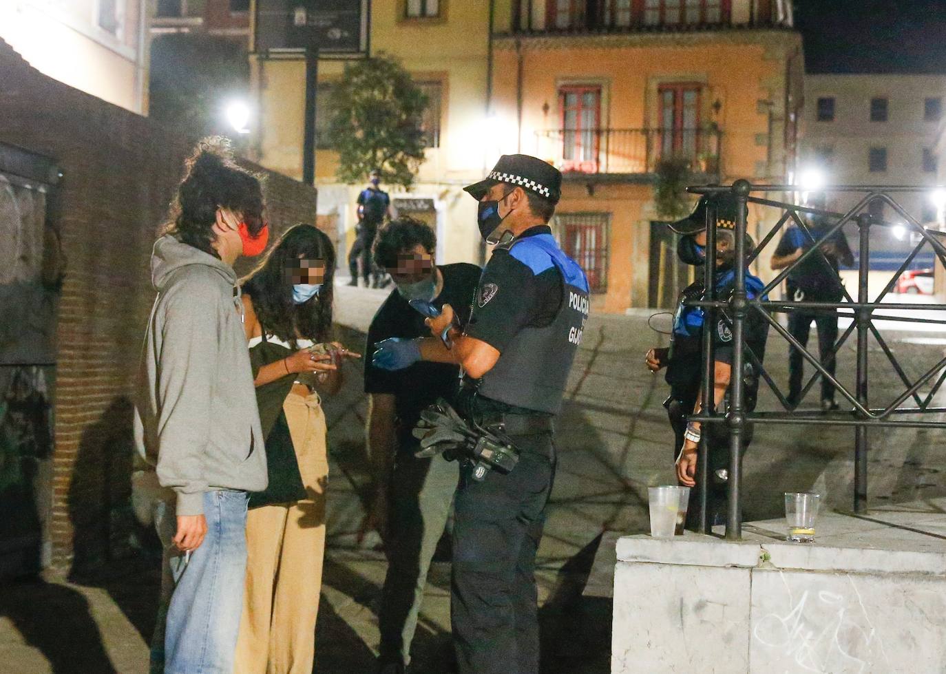 La Policía Local de Gijón tomó las calles para evitar el consumo de alcohol fuera de los locales de hostelería. 