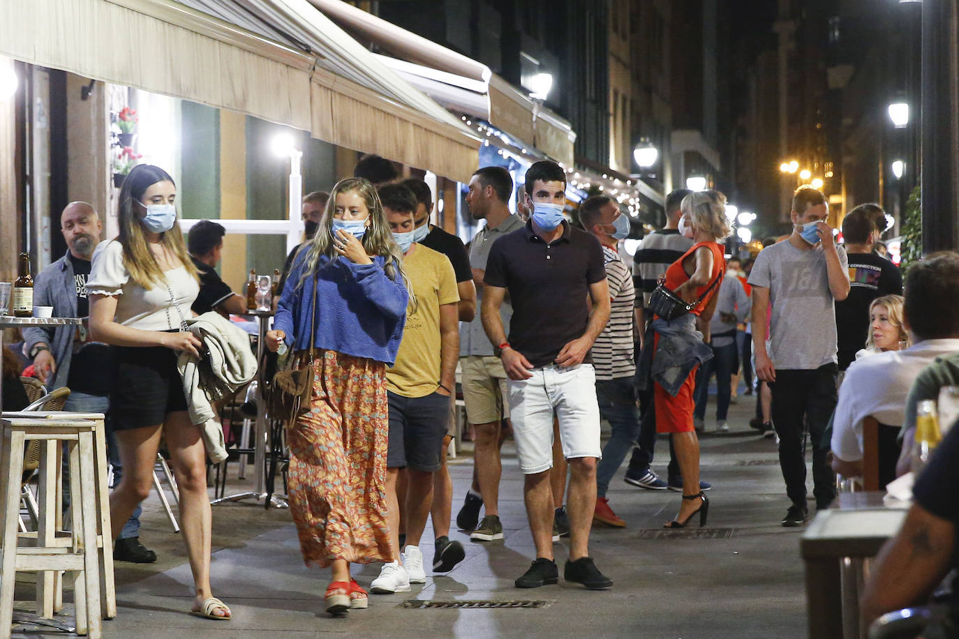 Pese al buen hacer de los hosteleros, algunos de los clientes continúan sin utilizar la mascarilla y sin respetar las distancias de seguridad. La Policía recorre por las noches las principales zonas de ocio de la región para que se cumplan las normas y evitar los botellones. 