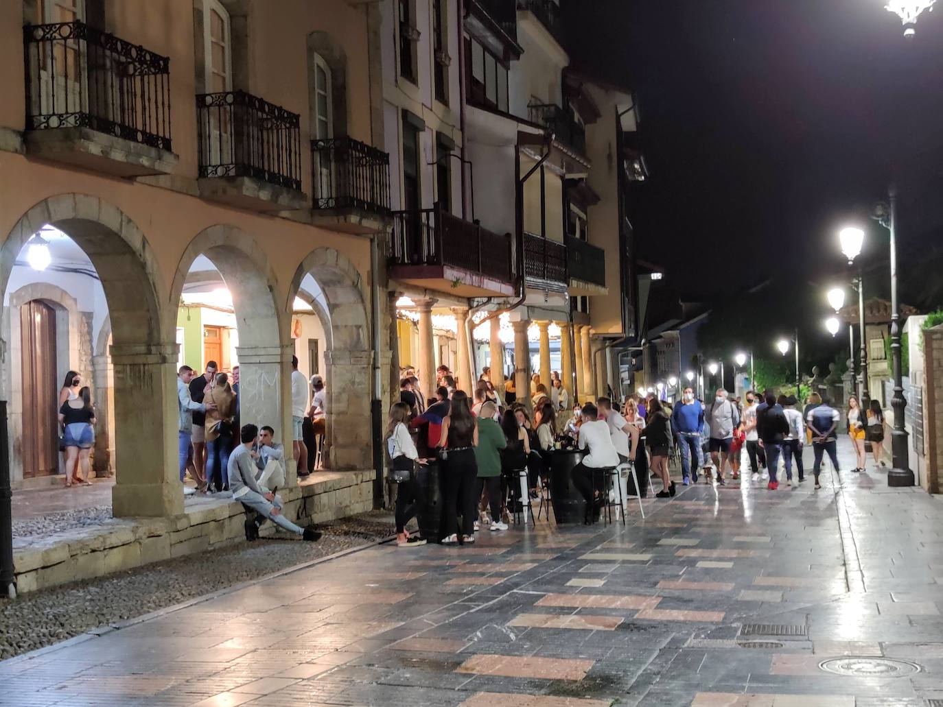 Pese al buen hacer de los hosteleros, algunos de los clientes continúan sin utilizar la mascarilla y sin respetar las distancias de seguridad. La Policía recorre por las noches las principales zonas de ocio de la región para que se cumplan las normas y evitar los botellones. 