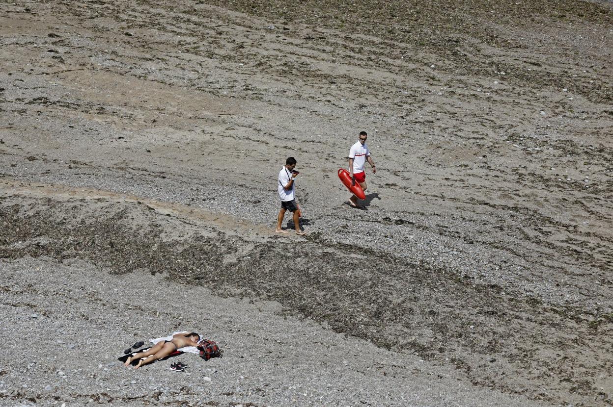 Labores de vigilancia en el arenal de Peñarrubia. 