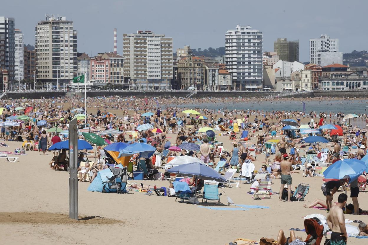 Gijón. La afluencia en San Lorenzo completó el aforo en parte de las escaleras. 