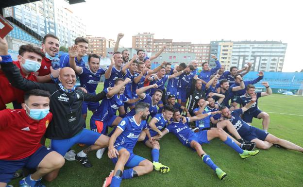 Jugadores, técnicos y auxiliares celebran al final del encuentro la victoria en la final del 'play off' y el primer ascenso a Segunda B de la historai del 'Cova'. 