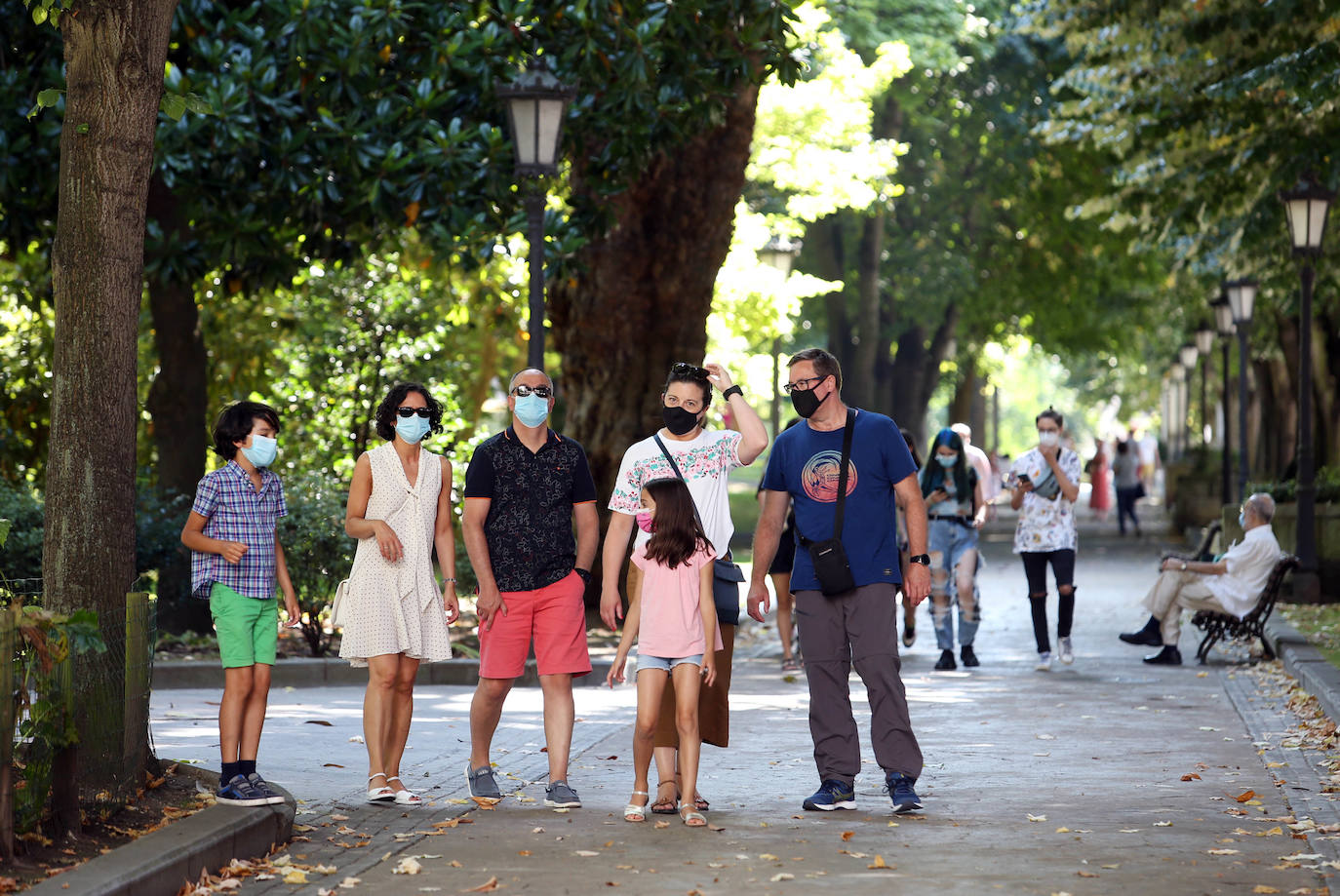 Los termómetros han pasado los 30 grados en algunas partes del Principado. Muchos asturianos y visitantes han aprovechado las altas temperaturas para refrescarse en las playas, mientras que otros han decidido aliviar el calor en entornos montañosos. 