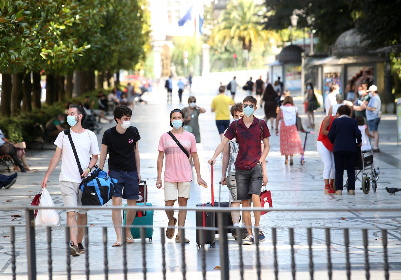 Los termómetros han pasado los 30 grados en algunas partes del Principado. Muchos asturianos y visitantes han aprovechado las altas temperaturas para refrescarse en las playas, mientras que otros han decidido aliviar el calor en entornos montañosos. 