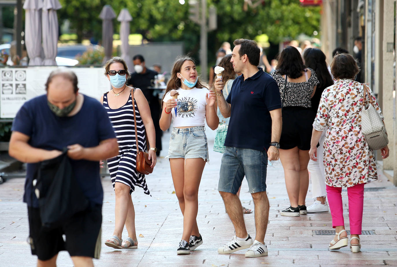 Los termómetros han pasado los 30 grados en algunas partes del Principado. Muchos asturianos y visitantes han aprovechado las altas temperaturas para refrescarse en las playas, mientras que otros han decidido aliviar el calor en entornos montañosos. 