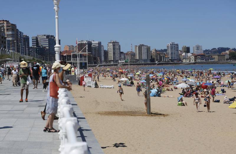 Los termómetros han pasado los 30 grados en algunas partes del Principado. Muchos asturianos y visitantes han aprovechado las altas temperaturas para refrescarse en las playas, mientras que otros han decidido aliviar el calor en entornos montañosos. 