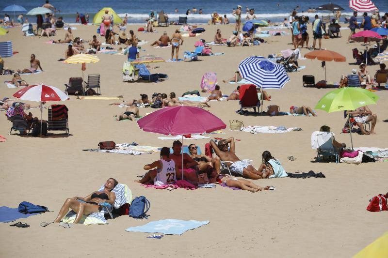 Los termómetros han pasado los 30 grados en algunas partes del Principado. Muchos asturianos y visitantes han aprovechado las altas temperaturas para refrescarse en las playas, mientras que otros han decidido aliviar el calor en entornos montañosos. 