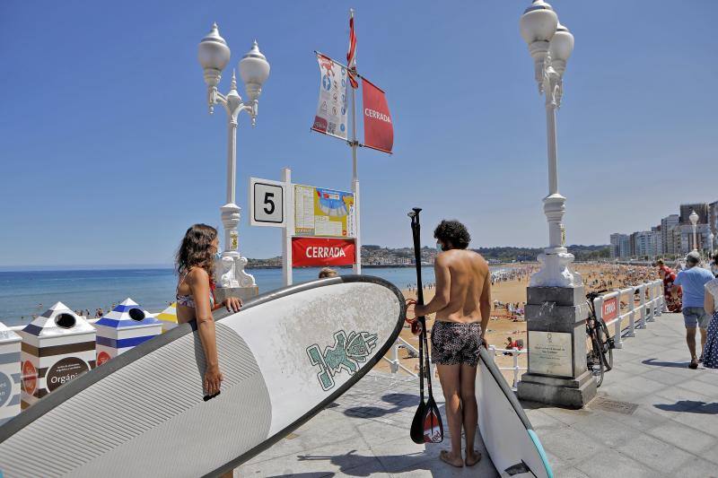 Los termómetros han pasado los 30 grados en algunas partes del Principado. Muchos asturianos y visitantes han aprovechado las altas temperaturas para refrescarse en las playas, mientras que otros han decidido aliviar el calor en entornos montañosos. 