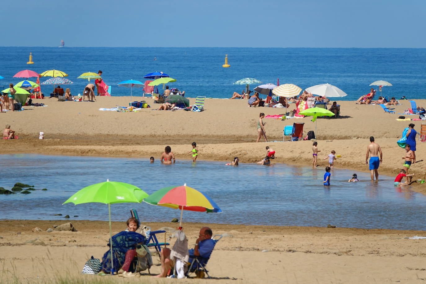 Los termómetros han pasado los 30 grados en algunas partes del Principado. Muchos asturianos y visitantes han aprovechado las altas temperaturas para refrescarse en las playas, mientras que otros han decidido aliviar el calor en entornos montañosos. 