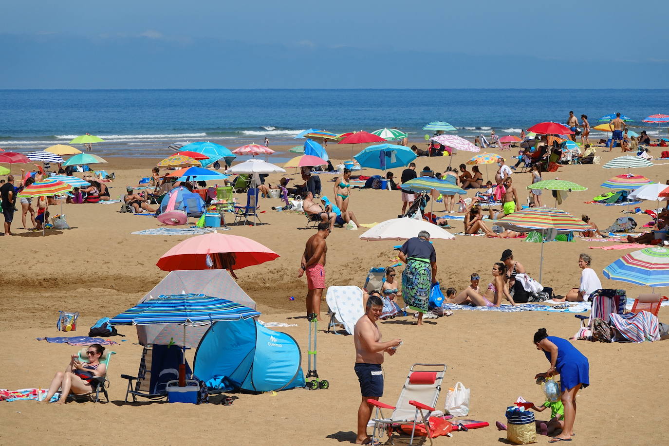 Los termómetros han pasado los 30 grados en algunas partes del Principado. Muchos asturianos y visitantes han aprovechado las altas temperaturas para refrescarse en las playas, mientras que otros han decidido aliviar el calor en entornos montañosos. 