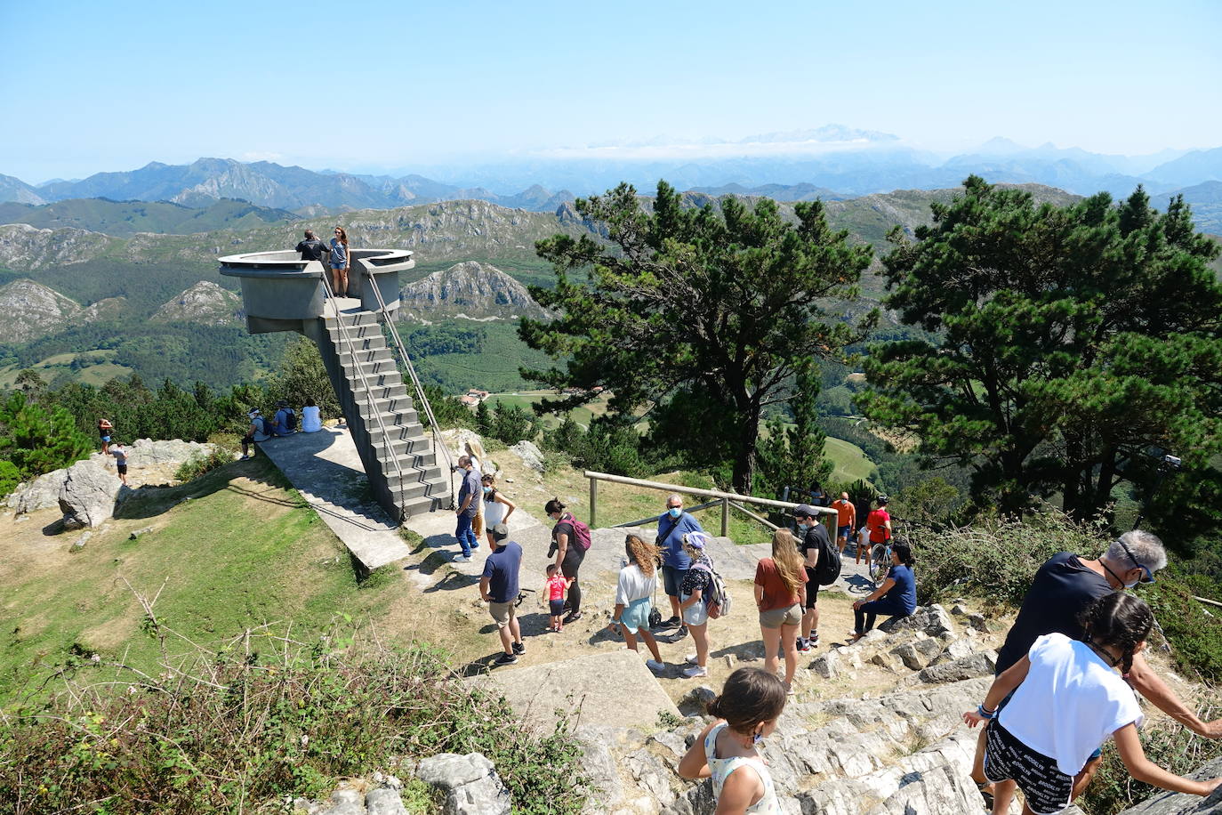 Los termómetros han pasado los 30 grados en algunas partes del Principado. Muchos asturianos y visitantes han aprovechado las altas temperaturas para refrescarse en las playas, mientras que otros han decidido aliviar el calor en entornos montañosos. 