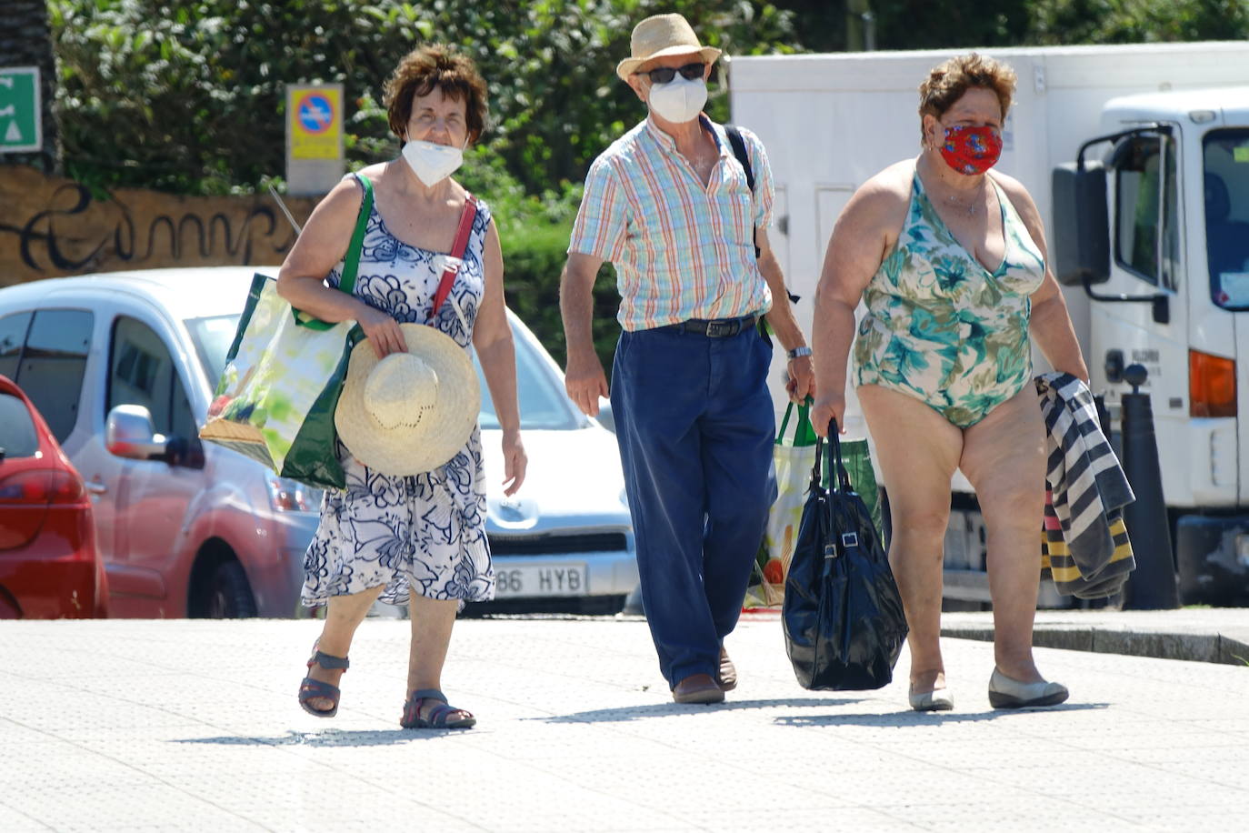 Los termómetros han pasado los 30 grados en algunas partes del Principado. Muchos asturianos y visitantes han aprovechado las altas temperaturas para refrescarse en las playas, mientras que otros han decidido aliviar el calor en entornos montañosos. 