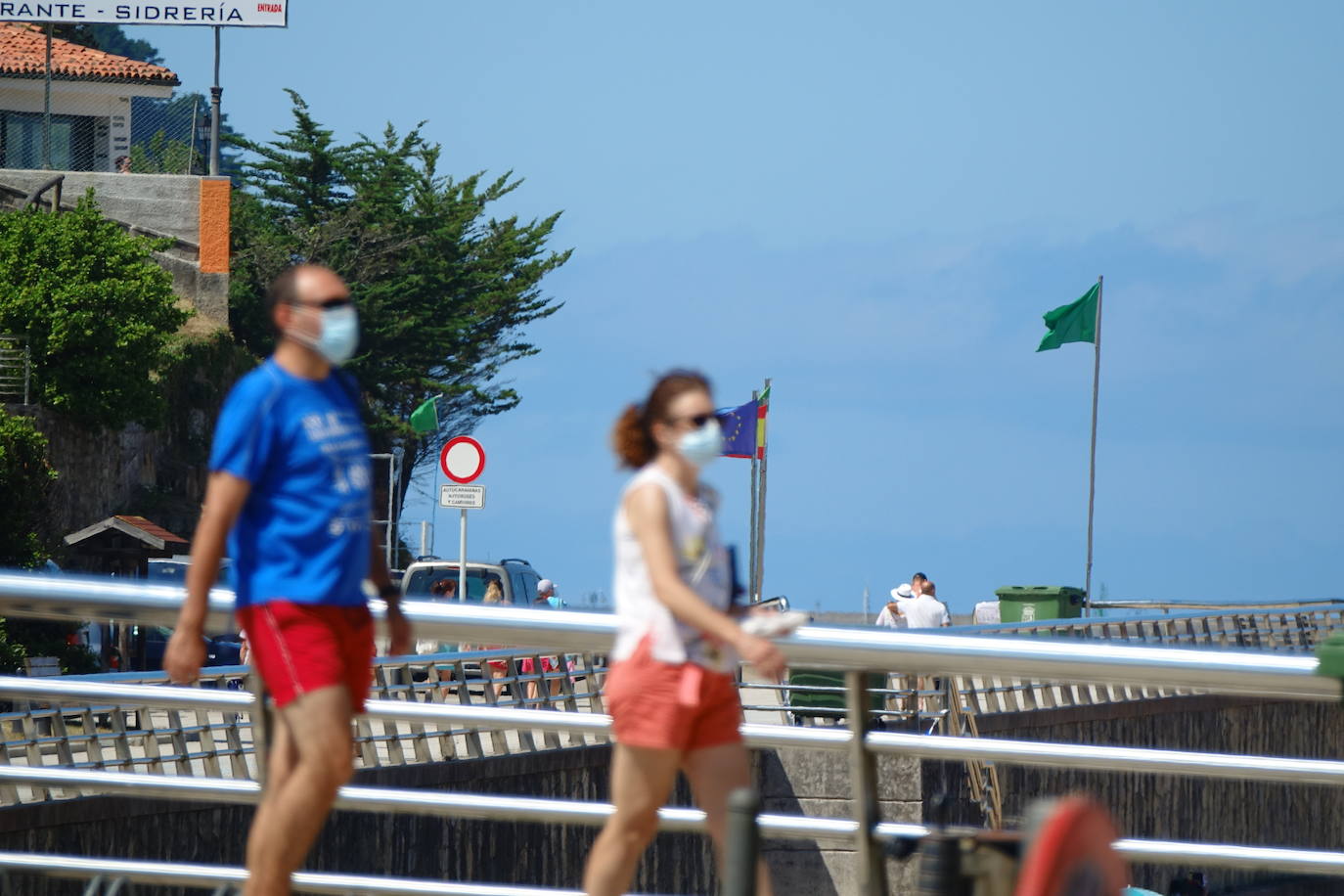 Los termómetros han pasado los 30 grados en algunas partes del Principado. Muchos asturianos y visitantes han aprovechado las altas temperaturas para refrescarse en las playas, mientras que otros han decidido aliviar el calor en entornos montañosos. 