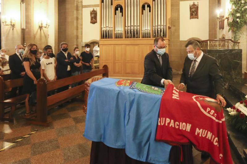 Familiares y amigos se ha reunido este lunes para dar el último adiós a Juan José Corrales, quien estuviera al frente del Ayuntamiento sierense entre 1999 y 2010. Desde este lunes y hasta el 29 las banderas del concejo, que ha decretado tres días de luto oficial, ondearán a media asta