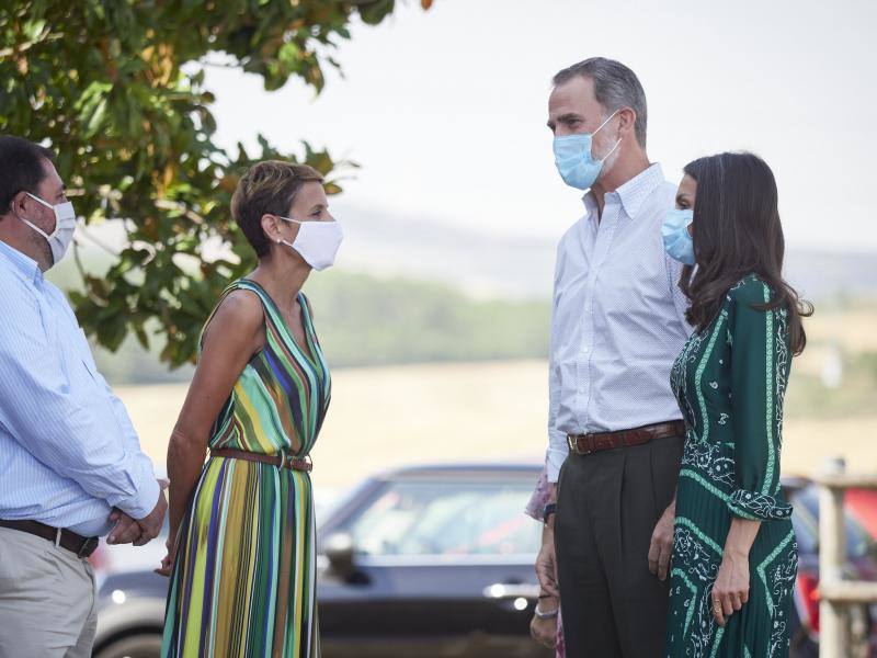 Don Felipe y doña Letizia iniciaron en Canarias su gira por todo el país tras el confinamiento. Los Reyes visitarán todas las comunidades autónomas de España con el objetivo de apoyar al turismo después de la pandemia. 