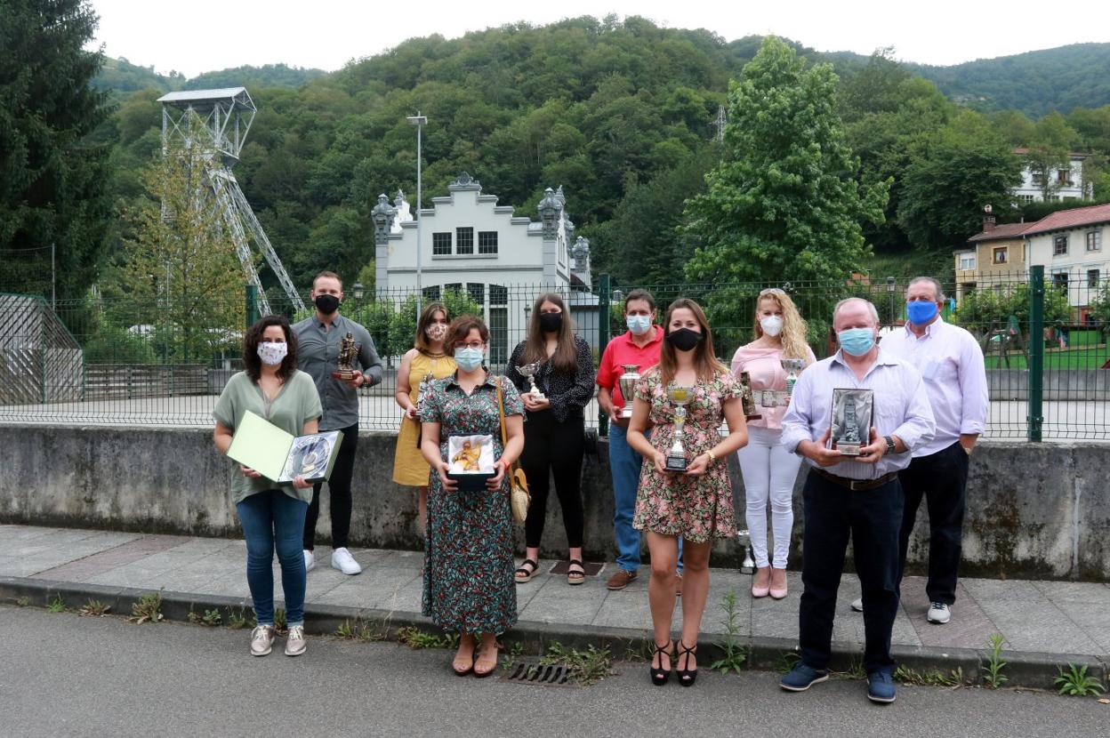 Los ganadores. En primera línea, Piedad García (aficionados femenina); Liliana Castañón (absoluta femenina); Cristina Sánchez y Manuel Roza (canción dialogada). Tras ellos, Fernando Vázquez (gaita); Lucía Rojo y Lucía Rodríguez (jóvenes); José Sánchez (aficionados masculina); Ángeles Quero (canción minera) y Andrés Cueli (absoluta masculina). 