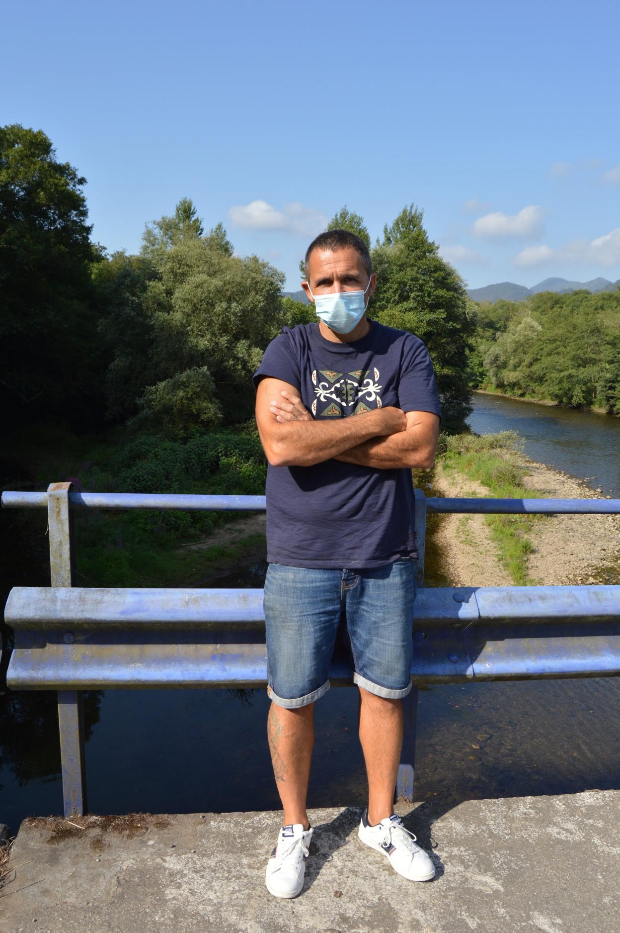 Enrique Berrocal, en Quinzanas, con el río Narcea a sus espaldas. 