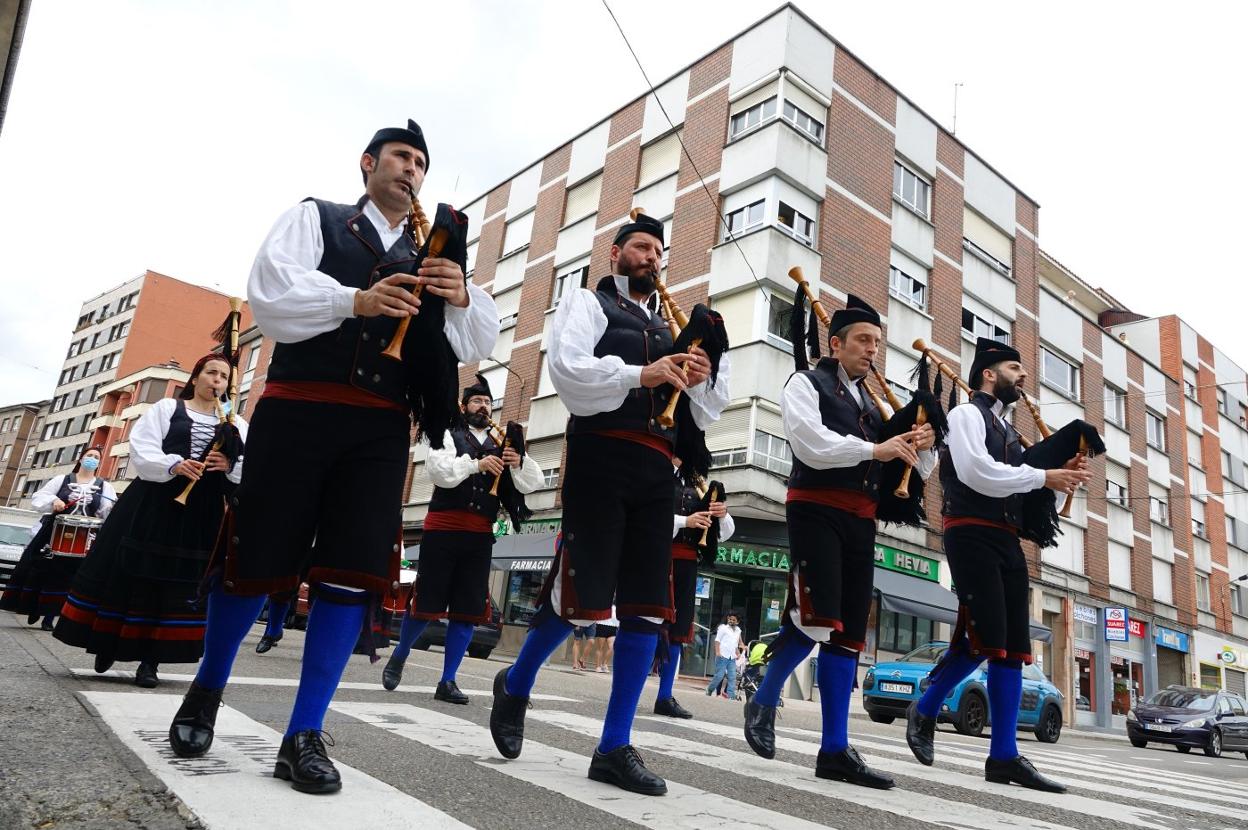 La Banda Gaites Llariegu amenizó la marcha por las calles de Arriondas. 
