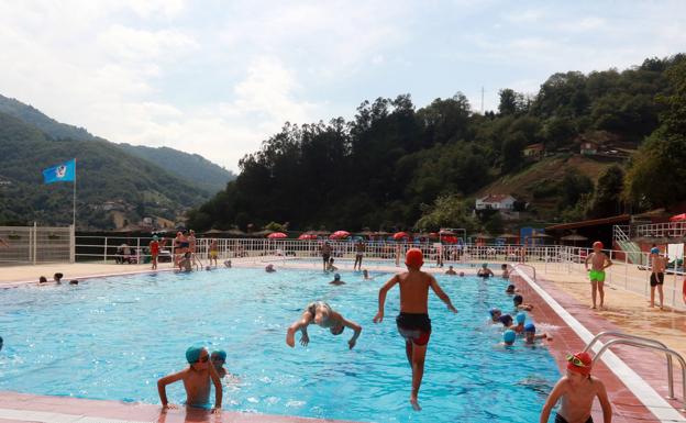 Guajerío refrescándose en la piscina de Turón. 