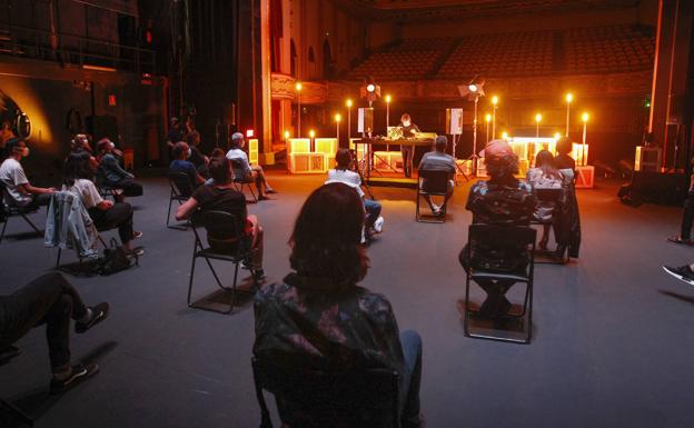 Óscar Mulero en 'Encajados', en la caja escénica del Teatro Jovellanos