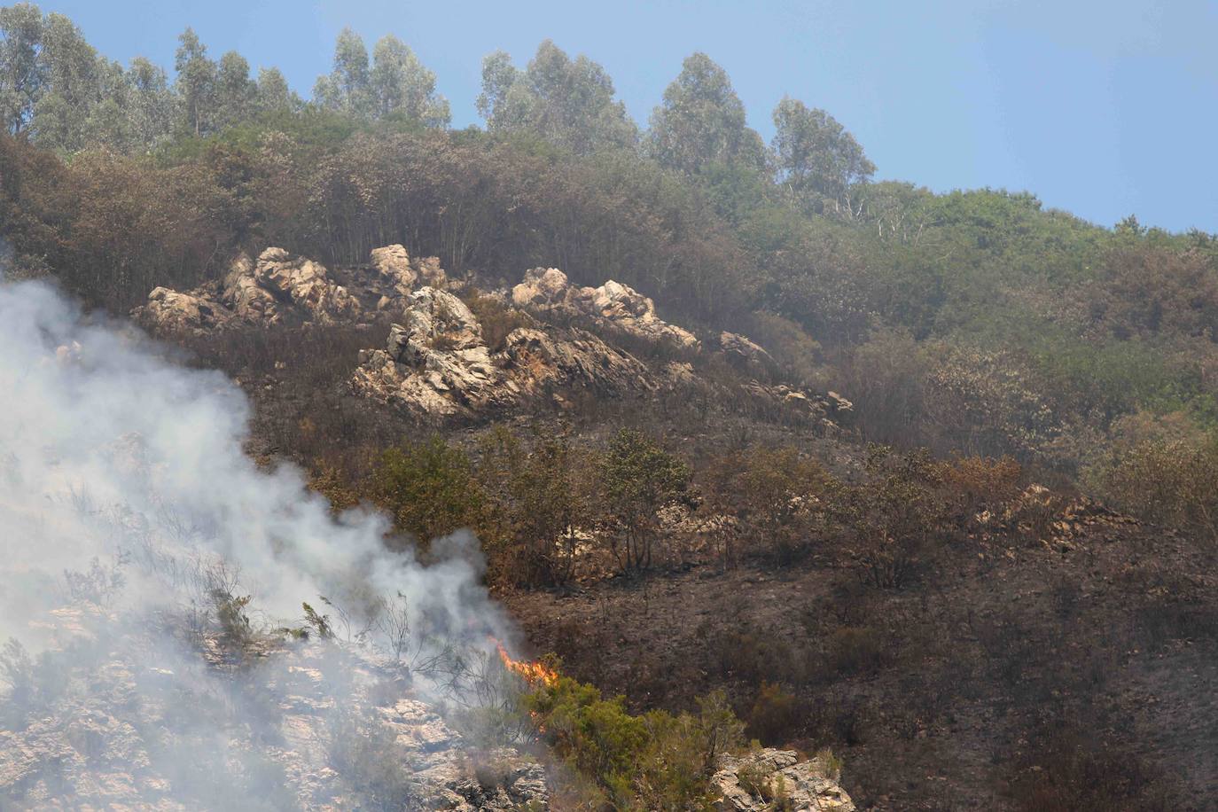 El fuego se localiza en el monte vecinal de Bello y Pando