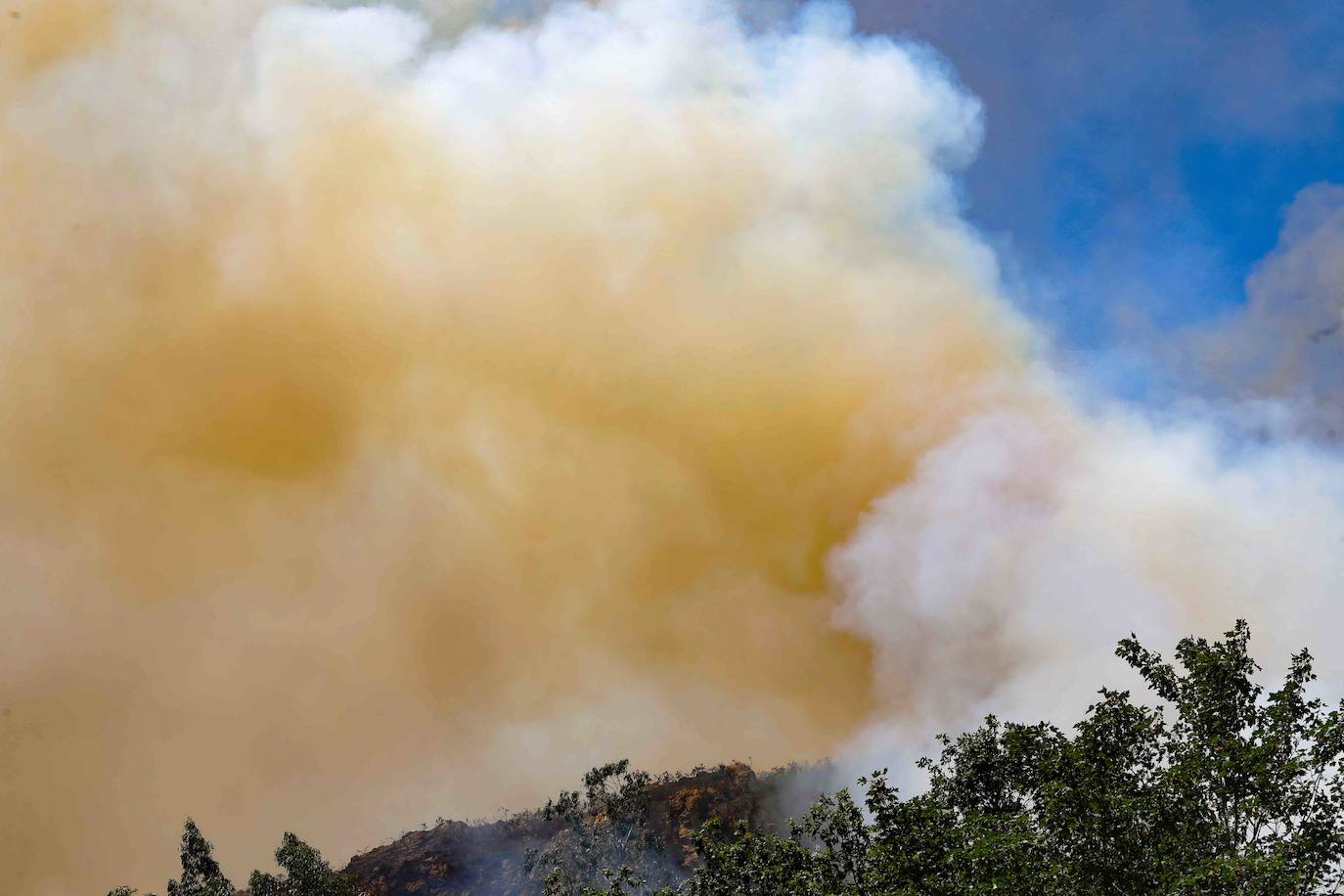 El fuego se localiza en el monte vecinal de Bello y Pando