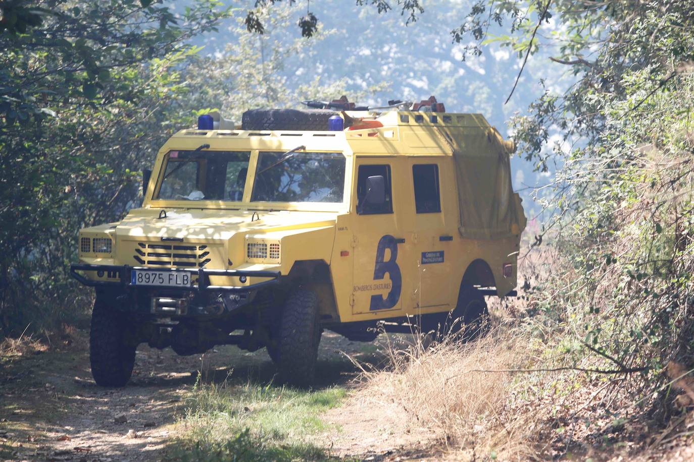 El fuego se localiza en el monte vecinal de Bello y Pando