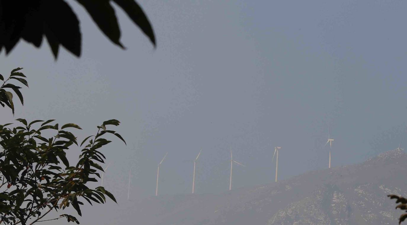 El fuego se localiza en el monte vecinal de Bello y Pando