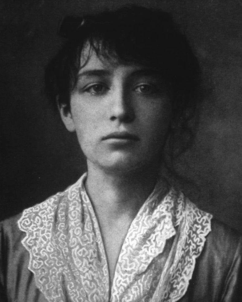 3. Camille Claudel fue una gran escultora que siempre estuvo oculta bajo su mentor y amante Auguste Rodin. Hay quien dice que los dotes de Camille Claudel eran tales que ella ayudó a Rodin a dar forma a algunas de sus grandes creaciones; pero él, lejos de ayudarla, le puso trabas por temor a que ella le hiciese sombra. El fracaso de su idilio sentimental llevó a Camille a enfermar y a pasar los últimos 30 años de su vida recluida en un hospital psiquiátrico, a pesar de su recuperación. 