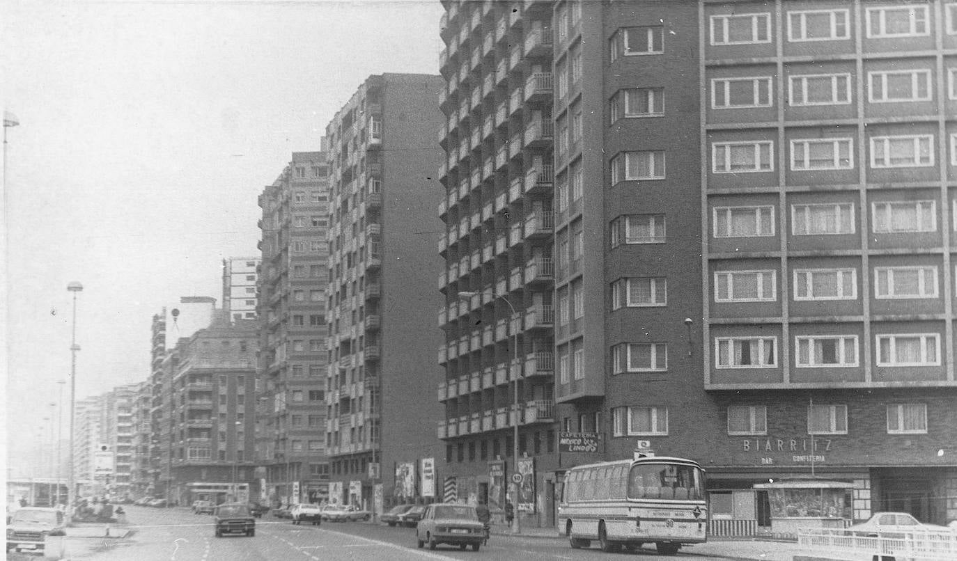 El paseo marítimo gijonés, que este verano volverá a sufrir cambios en detrimento del tráfico rodado, ha experimentado numerosas transformaciones a lo largo de su historia. Estas imágenes te muestran cómo ha sido. ¿Has vivido alguna de estas épocas?