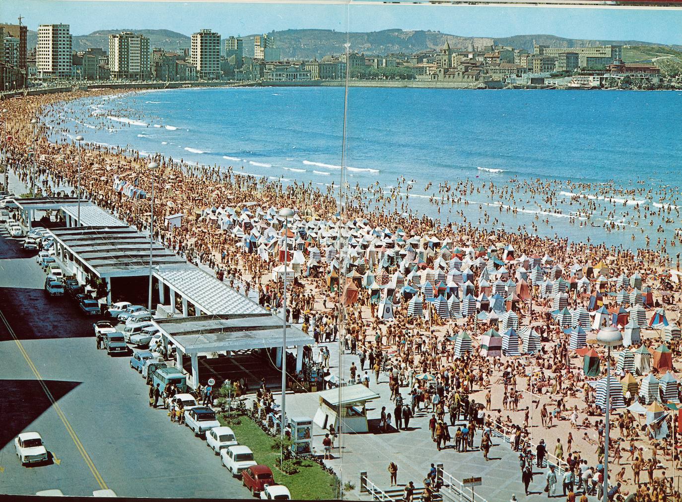 El paseo marítimo gijonés, que este verano volverá a sufrir cambios en detrimento del tráfico rodado, ha experimentado numerosas transformaciones a lo largo de su historia. Estas imágenes te muestran cómo ha sido. ¿Has vivido alguna de estas épocas?