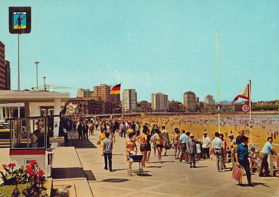 El paseo marítimo gijonés, que este verano volverá a sufrir cambios en detrimento del tráfico rodado, ha experimentado numerosas transformaciones a lo largo de su historia. Estas imágenes te muestran cómo ha sido. ¿Has vivido alguna de estas épocas?