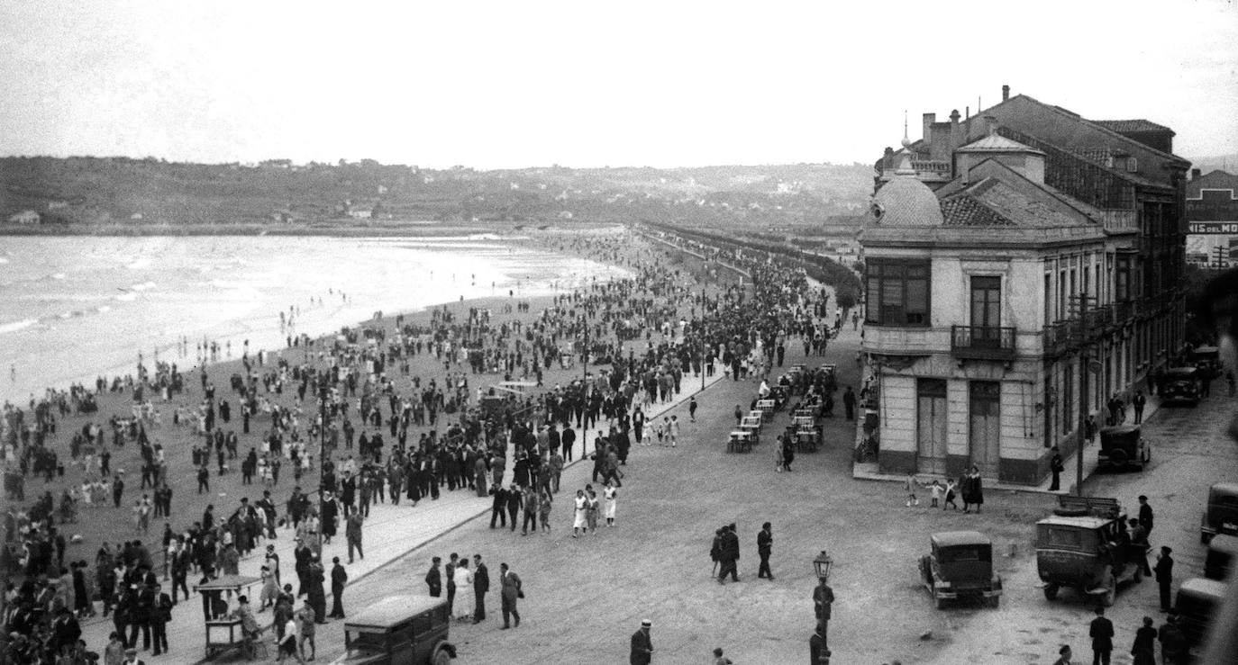 El paseo marítimo gijonés, que este verano volverá a sufrir cambios en detrimento del tráfico rodado, ha experimentado numerosas transformaciones a lo largo de su historia. Estas imágenes te muestran cómo ha sido. ¿Has vivido alguna de estas épocas?