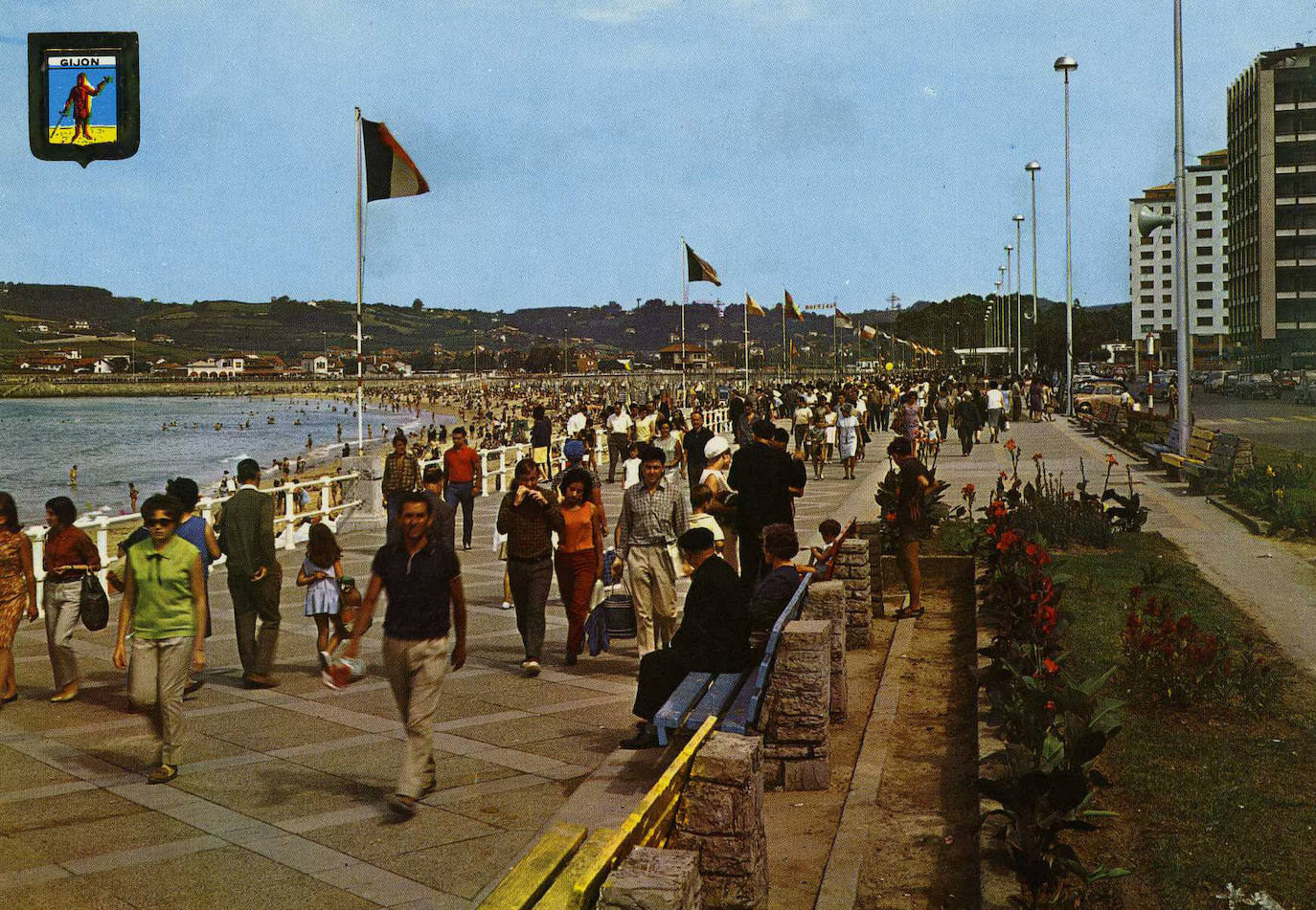 El paseo marítimo gijonés, que este verano volverá a sufrir cambios en detrimento del tráfico rodado, ha experimentado numerosas transformaciones a lo largo de su historia. Estas imágenes te muestran cómo ha sido. ¿Has vivido alguna de estas épocas?