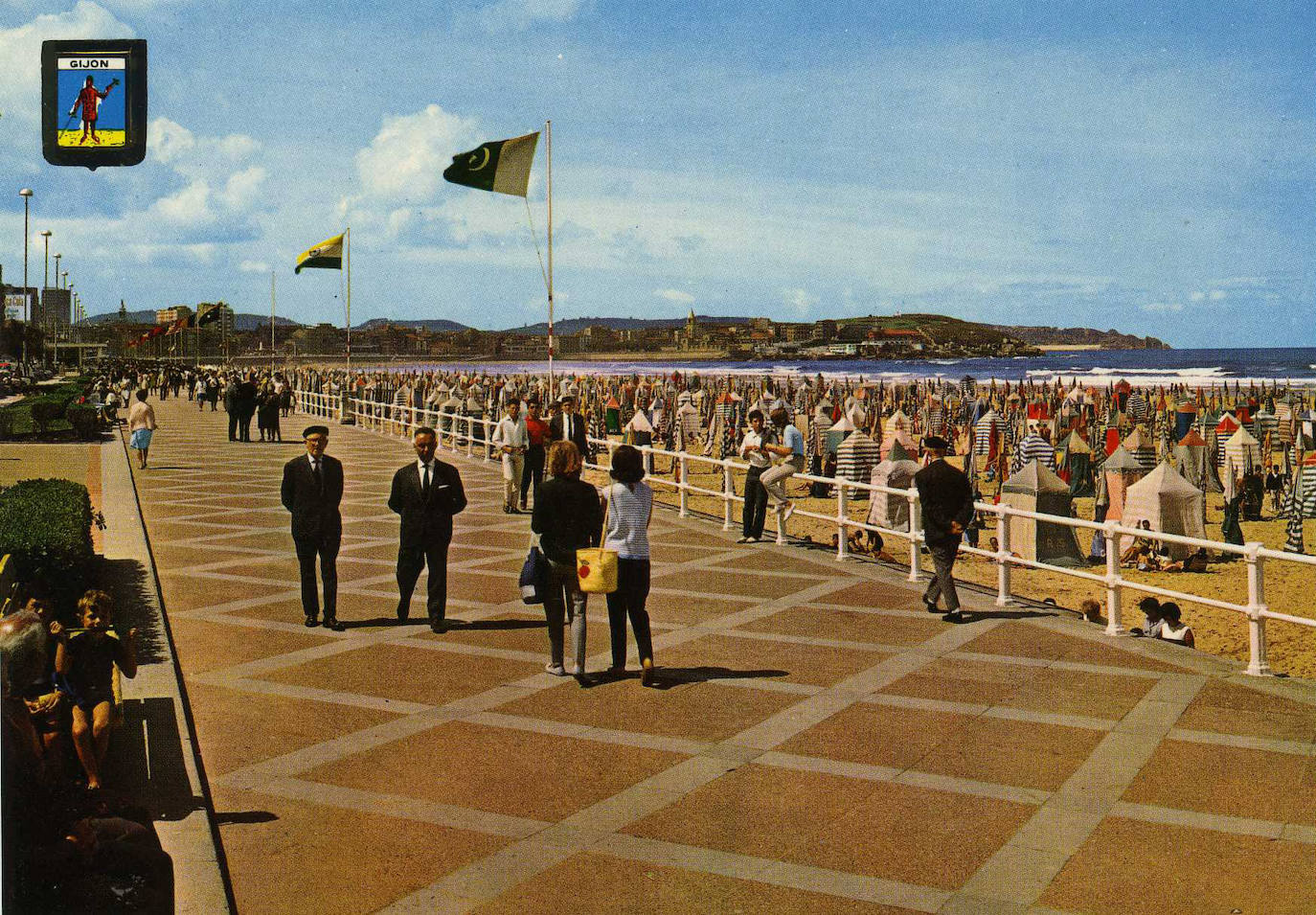 El paseo marítimo gijonés, que este verano volverá a sufrir cambios en detrimento del tráfico rodado, ha experimentado numerosas transformaciones a lo largo de su historia. Estas imágenes te muestran cómo ha sido. ¿Has vivido alguna de estas épocas?