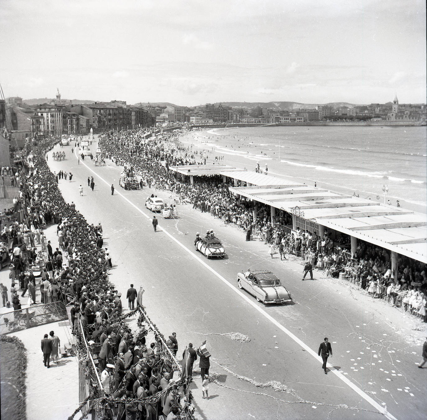El paseo marítimo gijonés, que este verano volverá a sufrir cambios en detrimento del tráfico rodado, ha experimentado numerosas transformaciones a lo largo de su historia. Estas imágenes te muestran cómo ha sido. ¿Has vivido alguna de estas épocas?