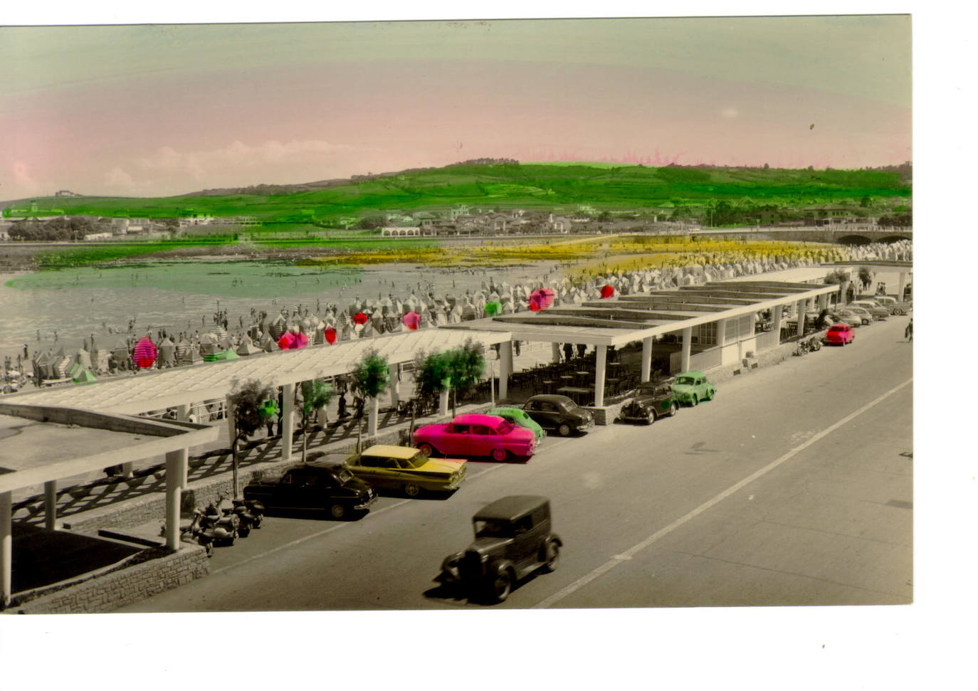 El paseo marítimo gijonés, que este verano volverá a sufrir cambios en detrimento del tráfico rodado, ha experimentado numerosas transformaciones a lo largo de su historia. Estas imágenes te muestran cómo ha sido. ¿Has vivido alguna de estas épocas?