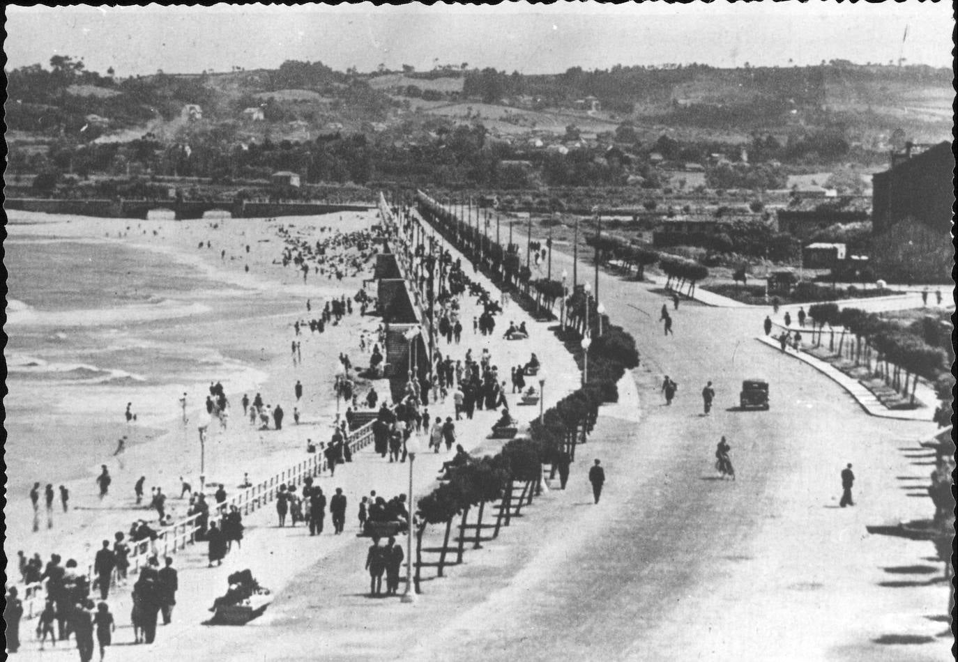 El paseo marítimo gijonés, que este verano volverá a sufrir cambios en detrimento del tráfico rodado, ha experimentado numerosas transformaciones a lo largo de su historia. Estas imágenes te muestran cómo ha sido. ¿Has vivido alguna de estas épocas?