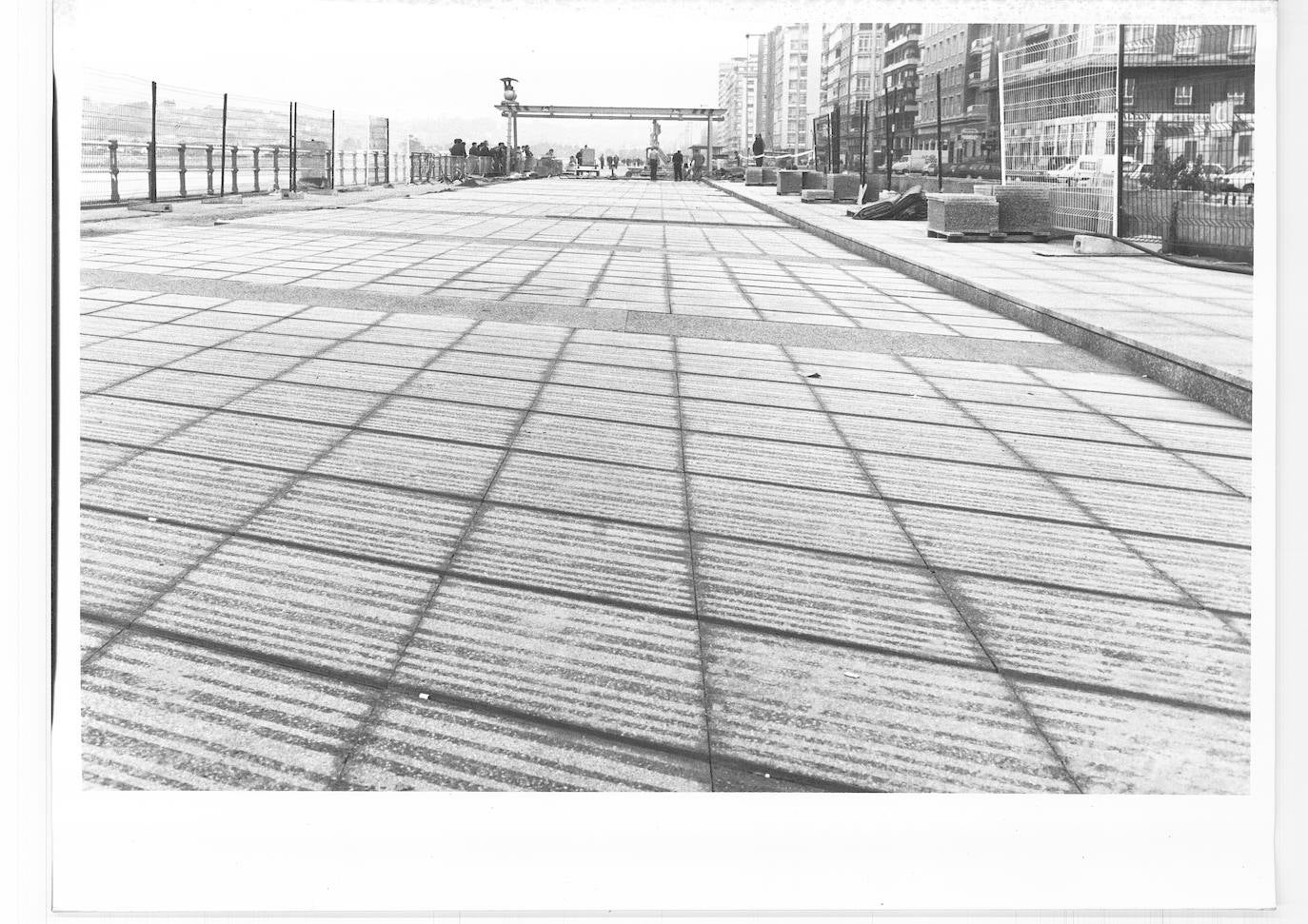 El paseo marítimo gijonés, que este verano volverá a sufrir cambios en detrimento del tráfico rodado, ha experimentado numerosas transformaciones a lo largo de su historia. Estas imágenes te muestran cómo ha sido. ¿Has vivido alguna de estas épocas?