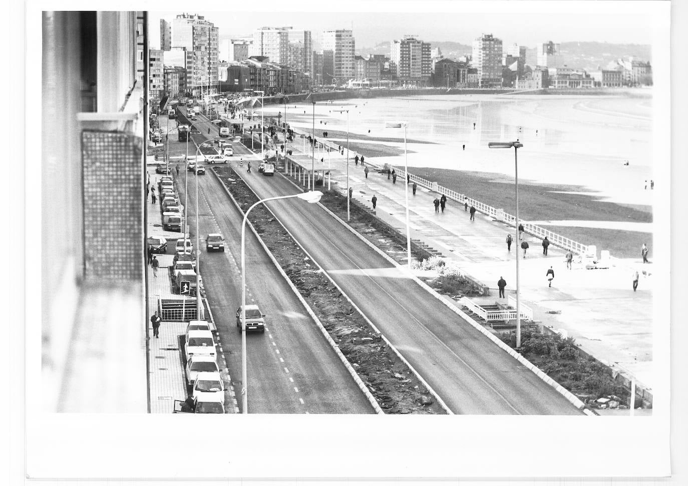 El paseo marítimo gijonés, que este verano volverá a sufrir cambios en detrimento del tráfico rodado, ha experimentado numerosas transformaciones a lo largo de su historia. Estas imágenes te muestran cómo ha sido. ¿Has vivido alguna de estas épocas?