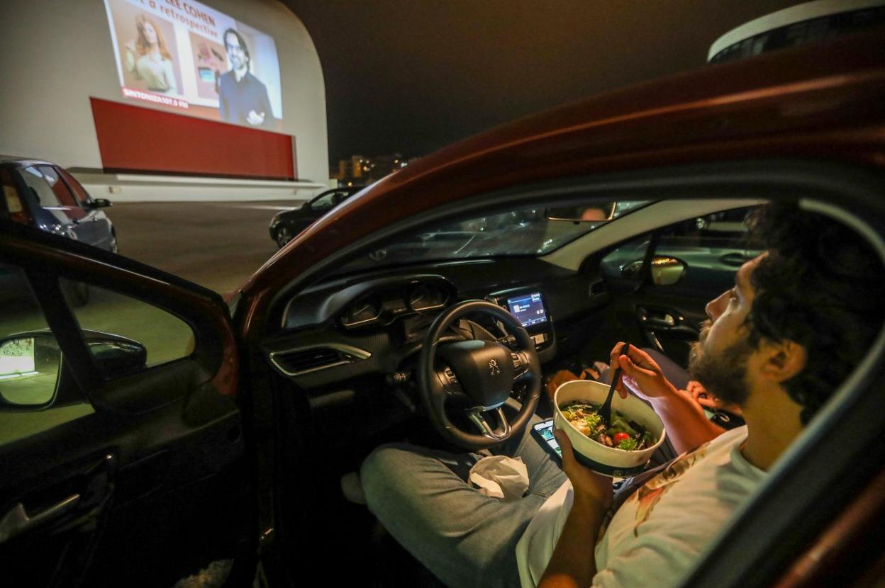 Uno de los espectadores en su vehículo en la primera sesión de autocine. 