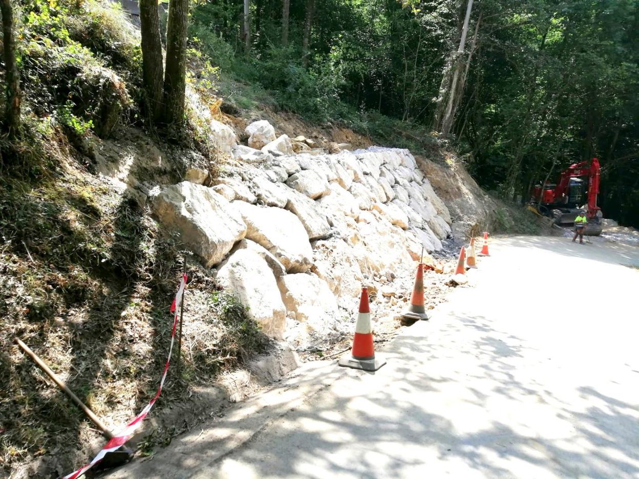 Los trabajos para reparar la carretera afectada ya están en marcha. 