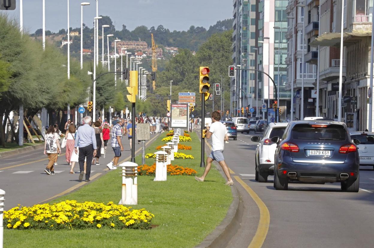 Tránsito de peatones y coches ayer por la avenida de Rufo García Rendueles en la antesala de la reforma peatonal de la zona. 